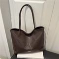 Bolso tote de cuero trenzado marrón oscuro con textura tejida y asas delgadas - Marrón