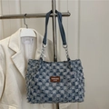 Borsa tote a scacchi blu e bianca con texture a frange e dettaglio tracolla a catena - Blu
