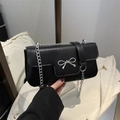 Borsa quadrata minimalista in pelle nera con fiocco in metallo argento e catenina - Nero