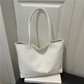 Bolso tote blanco con textura trenzada, patrón de cocodrilo y placa de metal logo - Blanco