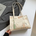 Borsa tote ricamata bianco sporco con motivi di cachi e ciondolo con nappa verde - Cachi
