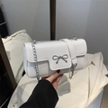 Borsa a tracolla bianca in ecopelle con fibbia a fiocco argento e cinturino a catena - Bianco