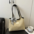 Handgewebte Stroh-Shopper mit schwarzen Lederriemen und blauem Seidenschal-Accessoire - Schwarz