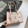 Borsa tote in broccato rosa con ricami di pesci rossi e farfalle e nappe decorative - Rosa con Motivo a Pesci