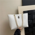 Borsa tote bianca con teschi a rilievo, decoro con strass e tracolla a catena - Bianco