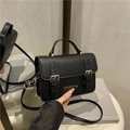 Klassische schwarze Handtasche mit goldfarbenen Schnallen und Schultergurt - Schwarz