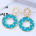 Détail de boucles d'oreilles dorées avec anneaux en émail bleu sarcelle à pois blancs - Rond à Pois Bleu Lac (8#)