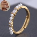 Dettaglio dell'anello dorato regolabile con perle bianche e zirconi cubici lucidi - Stile Perla Zircone Rettangolare Singolo (1 Zircone)