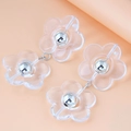 Pendientes colgantes de flores acrílicas transparentes con perla plateada sobre fondo rosa - Pendientes Colgantes Dobles de Flor Transparente