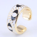 Gros plan sur bague œil porte-bonheur plaquée or avec détails en émail - Noir (6#)