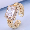 Detail eines verstellbaren Goldrings mit Panzerkettenband und rechteckigem Zirkonia-Halo - Weiß (2#)