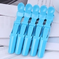 Dettaglio di cinque pinze per capelli professionali blu a coccodrillo per parrucchieri - Blu