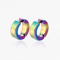 Regenbogenfarbene Edelstahl-Ohrklemmen für Herren in symmetrischer Vorderansicht auf Weiß - Regenbogenfarben
