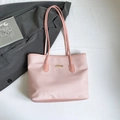 Borsa tote intrecciata rosa con placca in metallo dorato e lunghe tracolle da donna - Senza Ciondolo / Rosa