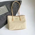 Borsa tote in tessuto beige con manici marrone chiaro e placca metallica minimale - Senza Ciondolo / Cachi