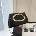 Borsa a tracolla minimalista in pelle nera con fibbia a C dorata e catena sottile - Nero