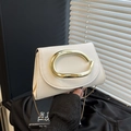 Elegante borsa a tracolla bianco crema con grande anello d'oro e catena sottile dorata - Bianco
