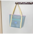 Bolso de playa de malla multicolor en azul claro con correas amarillas de hombro - Azul