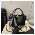 Bolso tote de cuero PU negro con lazo de seda a cuadros y relieve de JINGPIN fashion - Negro