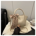 Bolso bandolera de cuero PU beige con lazo de seda y asa superior para uso diario - Beige