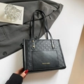 Bolso tote negro de PU con textura de cuadros y remaches dorados de estilo minimalista - Negro