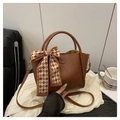 Bolso de mano de cuero PU marrón oscuro con un lazo de seda a cuadros y asa superior - Marrón