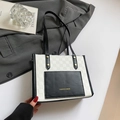 Bolso tote minimalista en blanco y negro con patrón de tablero de ajedrez y asa larga - Blanco