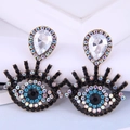 Detailopname van Evil Eye hangende oorbellen met sprankelende blauwe en witte kristallen - Witte Druppel Stijl (4#)