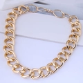 Dettaglio della collana a catena dorata spessa con maglie grandi e chiusura a moschettone - Oro