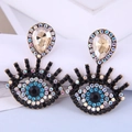 Macro-detail van Evil Eye oorbellen met peervormig kristal en gekleurde strassteentjes - Transparante Druppel Stijl (3#)