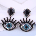 Detailopname van evil eye oorbellen met blauwe en witte strassteentjes op bronsmetaal - Zwarte Druppel Stijl (2#)