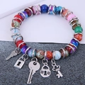 Bohemian Perlenarmband in Tie-Dye-Optik mit silbernen Schlüssel- und Schlossanhängern - Schlüssel & Schloss Anhänger - Marmortextur Perlen (Stil 1)