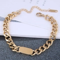 Makrodetail eines vergoldeten Edelstahl-Panzerarmbands mit einer blanken Metallplatte - Gold
