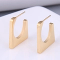 Détail des boucles d'oreilles cubes dorées avec texture métallique et géométrie - Style Doré (3#)