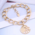 Détail du bracelet chaîne doré avec pendentif coquillage orné d'une étoile de mer et perles - Or - Style Perle Coquillage