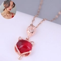 Vista macro dettagliata della collana con ciondolo a volpe in oro rosa e gemma rossa - Oro rosa