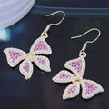 Detaillierte Makroaufnahme der Schmetterlingsohrringe mit Perlen und rosa Steinen auf Gold - Violette Schmetterlings-Perlen-Strass-Ohrhaken (4#)