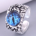 Macro-detail van vintage punkring met een blauw boos oog en een verouderde textuur - Blauw Boze Oog (3#)