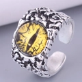 Macro-opname van retro zilveren boze oog ring met gele edelsteen en rotsachtige textuur - Geel Boze Oog (2#)