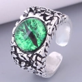Macro-opname van zilveren retro ring met groene edelsteen en lava-metaaltextuur - Groen Boze Oog (1#)