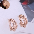 Detailansicht der dreischichtigen Ohrstecker in Roségold mit poliertem Finish und Tragebeispiel - Roségold