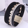 Détail d'un bracelet multicouche en cuir noir avec chaîne gourmette dorée et strass brillants - Noir Chaîne (3#)