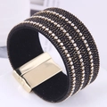 Détail macro du bracelet large en cuir noir avec cristaux et fermoir magnétique doré - Noir Strass (2#)