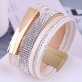 Dettaglio del bracciale multistrato in pelle bianca con strass e chiusura magnetica - Bianco (5#)