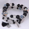 Dettaglio del bracciale a tre strati di perline boho con nappa di seta e ciondolo Love - Stile 1-Nero Bianco Grigio Blu