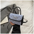 Blauw gestreepte crossbodytas met hartjesprint en zilveren strikgesp in variantkleur - Blauw