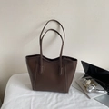 Borsa tote in pelle marrone scuro con manici lunghi accanto a laptop e cuffie - Marrone