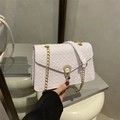 Hellviolette Crossbody-Tasche mit Krokodilprägung, goldener Schließe und Kettengurt - Weiß