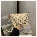 Dettaglio della borsa a secchiello beige con motivi a orsetto e catena argento - Cachi
