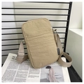 Detalle del bolso para móvil caqui con bolsillo frontal y etiqueta de moda sobre rejilla - Caqui